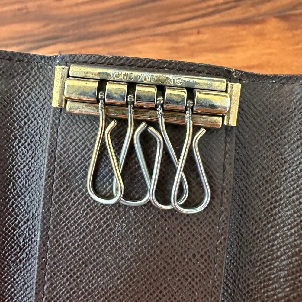 Vintage Authentic Louis Vuitton Damier Ebene 4 Key Holder - Unisex